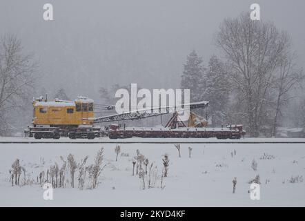 Ein BNSF American Hoist & Derrick Co., Modell 840 DE, 40-50 Tonnen, Diesel-Elektro-Lokomotivkran, im Schnee, Troja, Montana. Stockfoto