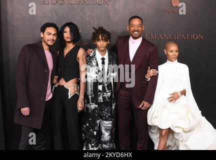 Los Angeles, Kalifornien, USA 30.. November 2022 (L-R) Schauspieler Trey Smith, Singer Willow Smith, Rapper Jaden Smith, Schauspieler will Smith und Schauspielerin Jada Pinkett Smith nehmen am 30. November 2022 in Los Angeles, Kalifornien, USA, an der Premiere von Apple Original Films „Emancipation“ Los Angeles im Regency Village Theatre Teil. Foto: Barry King/Alamy Live News Stockfoto