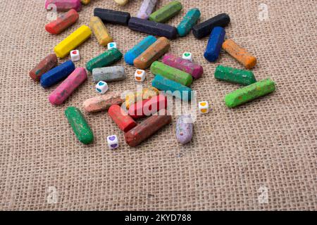 Buntstifte von verschiedener Farbe auf einer Leinwand verwendet Stockfoto