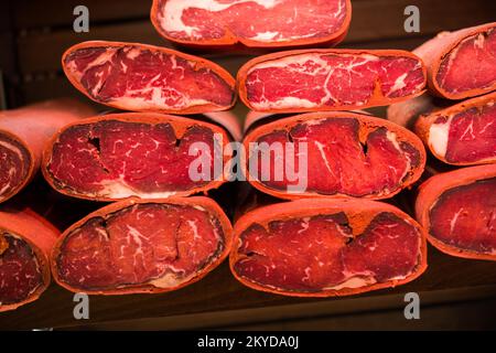 Sehr erfahrene, luftgetrocknete geheilt Rindfleisch in der osmanischen Küche Stockfoto