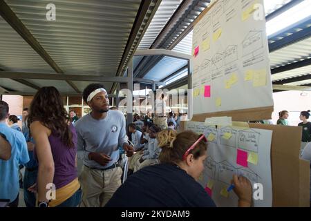 Kirk Robertson, Mitglied des AmeriCorps National Civilian Community Corp nMember, meldet sich, um den für den 11.. September geplanten Zeitplan der Glen Oaks High School in Baton Rouge zu überprüfen. Am 9. September 11, dem National Day of Service and Remembrance, widmeten AmeriCorps und Partnerorganisationen ihren Tag dem Ausnehmen und Ausnehmen der Häuser der Ersthelfer, die von den schweren Überschwemmungen von 2016 in Louisiana betroffen waren. Schwere Stürme und Überschwemmungen in Louisiana. Fotos zu Katastrophen- und Notfallmanagementprogrammen, Aktivitäten und Beamten Stockfoto
