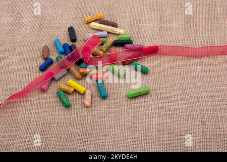 Benutzte Buntstifte verschiedener Farben tragen ein Band Stockfoto