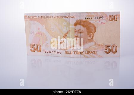 Turksch-Lira-Banknoten von 50 Lira auf weißem Hintergrund Stockfoto