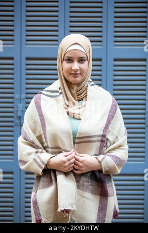 Wunderschöne muslimische Frau, die draußen vor die Kamera schaut Stockfoto