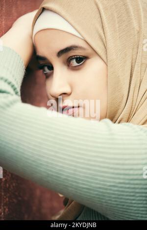 Wunderschöne muslimische Frau, die draußen vor die Kamera schaut Stockfoto