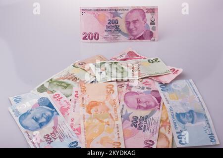 Turksh Lira-Banknoten von verschiedenen Farben, Muster und Wert auf weißem Hintergrund Stockfoto