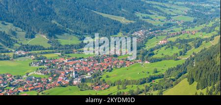 Panorama vom Hirschberg, 1456m, ins Ostrachtal mit Bad Hindelang, Oberallgäu, Allgäu, Schwaben, Bayern, Deutschland Stockfoto