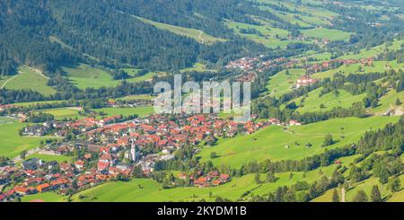 Panorama von Hirschberg, 1456m, nach Ostrachtal mit Bad Hindelang, Oberallgaeu, Allgaeu, Schwabien, Bayern, Germanyopa Stockfoto