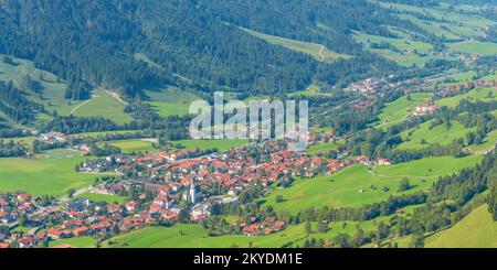 Panorama vom Hirschberg, 1456m, ins Ostrachtal mit Bad Hindelang, Oberallgäu, Allgäu, Schwaben, Bayern, Deutschland Stockfoto