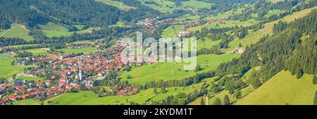 Panorama vom Hirschberg, 1456m, ins Ostrachtal mit Bad Hindelang, Oberallgäu, Allgäu, Schwaben, Bayern, Deutschland Stockfoto