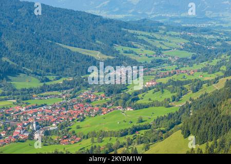 Panorama vom Hirschberg, 1456m, ins Ostrachtal mit Bad Hindelang, Oberallgäu, Allgäu, Schwaben, Bayern, Deutschland Stockfoto