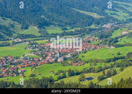 Panorama vom Hirschberg, 1456m, ins Ostrachtal mit Bad Hindelang, Oberallgäu, Allgäu, Schwaben, Bayern, Deutschland Stockfoto