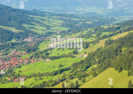 Panorama vom Hirschberg, 1456m, ins Ostrachtal mit Bad Hindelang, Oberallgäu, Allgäu, Schwaben, Bayern, Deutschland Stockfoto