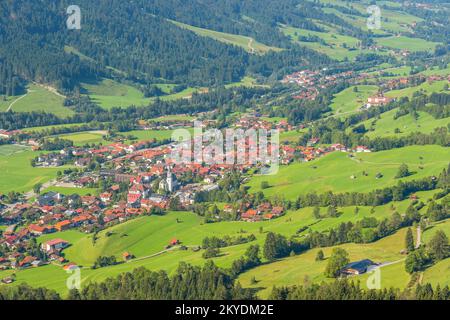 Panorama vom Hirschberg, 1456m, ins Ostrachtal mit Bad Hindelang, Oberallgäu, Allgäu, Schwaben, Bayern, Deutschland Stockfoto