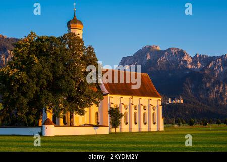 Wallfahrtskirche St. Koluman, dahinter Schloss Neuschwanstein, Schwangau, nahe Füssen, und Saeuling, 2047m, Allgaeu, Bayern, Deutschland Stockfoto