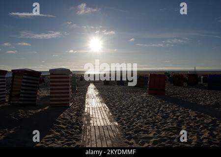 Sand, Strand, Bretter, Liegestühle, Himmel, Sonne, Nordsee, Borkum, Deutschland, Sonnenuntergang am Strand von Borkum Stockfoto