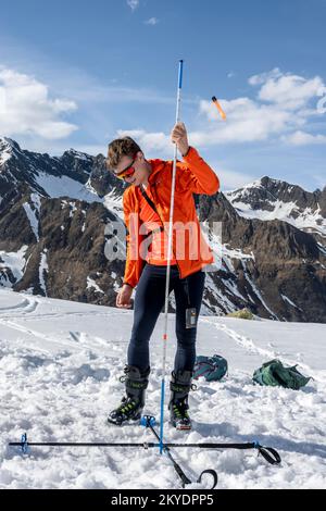 Suchen Sie mit dem Lawinen-Transceiver und der Sonde nach begrabenen Personen, Risikomanagement, Lawinenbewusstsein, Lawinensuche im Winter im Stockfoto