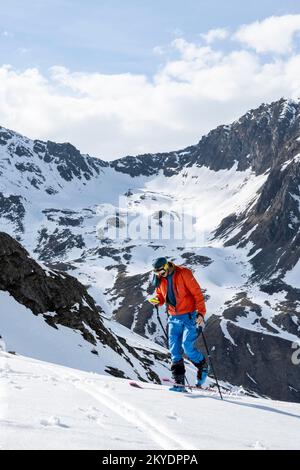 Suchen Sie mit dem Lawinen-Transceiver nach begrabenen Personen, Risikomanagement, Lawinenbewusstsein, Lawinensuche im Winter in den Bergen Stockfoto