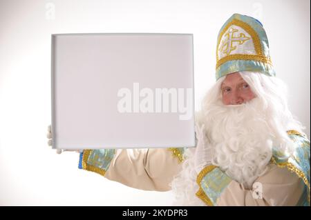Sinterklaas porträtiert USA auf weißem Hintergrund. Holländischer Weihnachtsmann St. Nikolaus weihnachten Neujahr weißer Bart und goldblauer Anzug von St. Nikolaus auf weißem Hintergrund in der Studiowerbung Stockfoto