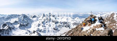 Bergsteiger auf dem Gipfel des Sulzkogel, Berge im Winter, Sellraintal, Kuehtai, Tirol, Österreich Stockfoto