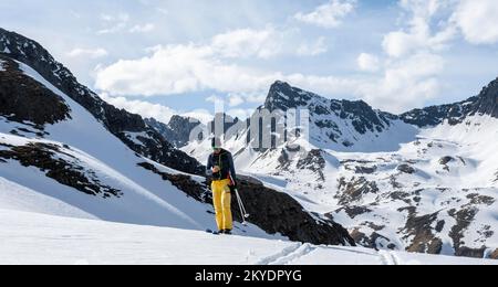 Suchen Sie vergrabene Personen mit dem Lawinen-Transceiver, Risikomanagement, Lawinenbewusstsein, Lawinensuche im Winter in den Bergen, Neustift Stockfoto