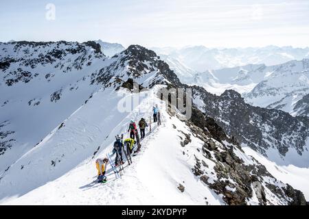 Bergsteiger auf dem Gipfel des Sulzkogel, Berge im Winter, Sellraintal, Kuehtai, Tirol, Österreich Stockfoto