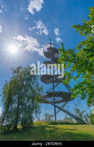 Hoehenpark Killesberg, Killesbergturm, Treppen, Drahtseile, Kreise, Aussichtsplattform, Hintergrundbeleuchtung, blauer Himmel, Stuttgart, Baden-Württemberg, Deutschland Stockfoto