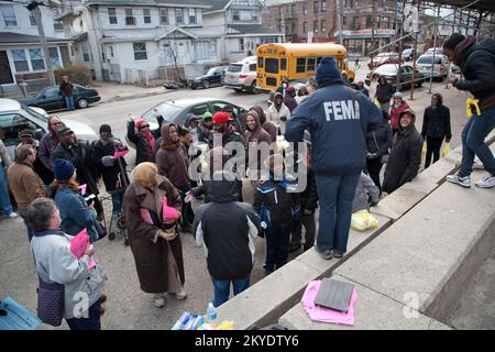 Coney Island, New York, 24. November 2012 Community Relations Lead Meredith Parrish informiert ihre Teams über die Vorbereitung auf die Suche nach schwer erreichten Vierteln von Coney Island. Die FEMA arbeitet mit verschiedenen Partnern zusammen, darunter Regierungen auf Bundes-, Landes-, Kommunal- und Stammesebene, ehrenamtliche religiöse und kommunale Organisationen sowie der Privatsektor, um die vom Hurrikan Sandy betroffenen Bewohner zu unterstützen. New York Hurrikan Sandy. Fotos zu Katastrophen- und Notfallmanagementprogrammen, Aktivitäten und Beamten Stockfoto