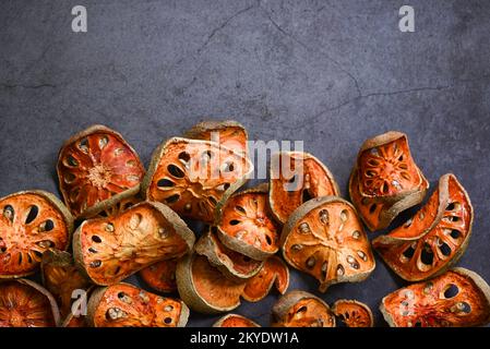 Getrocknete Baelscheiben auf dunklem Hintergrund, Bael für Baelsaft - trockener Baelfruchttee für die Gesundheit - Aegle Marmelos Stockfoto