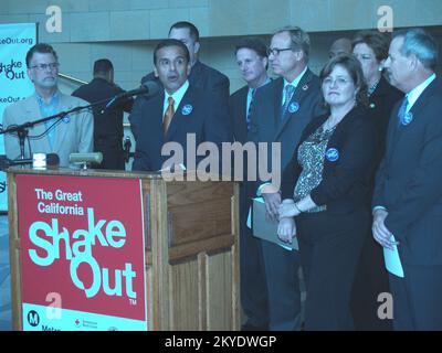 Los Angeles, Kalifornien, 18. Oktober 2012 der Bürgermeister von Los Angeles Antonio Villaraigosa spricht bei der Great California Shakeout in Los Angeles an der Union Station zu den Medien. Fotos zu Katastrophen- und Notfallmanagementprogrammen, Aktivitäten und Beamten Stockfoto