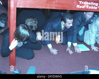 Los Angeles, Kalifornien, 18. Oktober 2012 FEMA Region IX Administrator Nancy ward, Lucy Jones von USGS und Los Angeles Bürgermeister Antonio Villaraigosa demonstrieren den Drop, Cover, Hold on Prozess bei Shakeout LA. Fotos zu Katastrophen- und Notfallmanagementprogrammen, Aktivitäten und Beamten Stockfoto