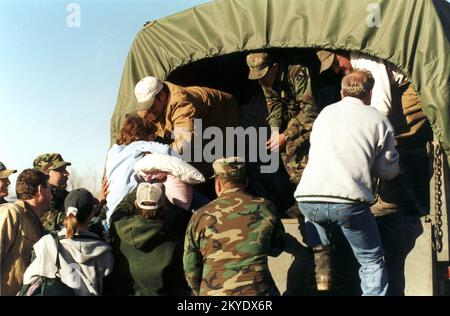 Schwere Stürme/Überschwemmungen, East Grand Forks, MN, 04/18/97 Bewohner von East Grand Forks werden bei der Evakuierung der Stadt in die Lastwagen der Nationalgarde gebracht. .. Fotos zu Katastrophen- und Notfallmanagementprogrammen, Aktivitäten und Beamten Stockfoto