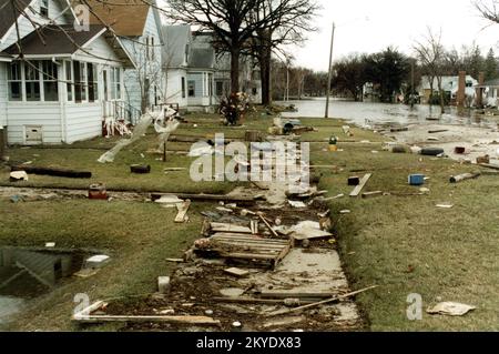 Schwere Stürme/Überschwemmungen, East Grand Forks, MN, 04/30/1997, als das Wasser endlich von den Trümmern zurückzieht, die vom Wasser getragen wurden, streuen Viertel. .. Fotos zu Katastrophen- und Notfallmanagementprogrammen, Aktivitäten und Beamten Stockfoto