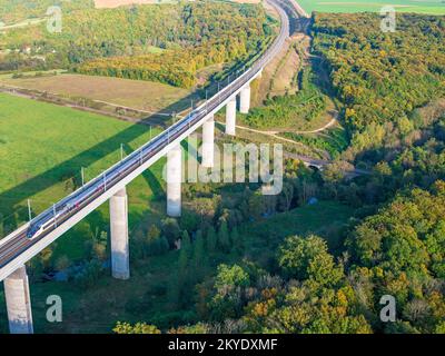 LUFTAUFNAHME. Hochgeschwindigkeitszug westwärts auf der Strecke Straßburg nach Paris. JAULNY Viaduct, Thiaucourt-Regniéville, Meurthe-et-Moselle, Grand-Est, Frankreich Stockfoto