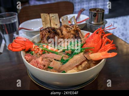 Exotische Gourmet-Version der vietnamesischen Pho-Suppe mit Hummer, kurzen Rippchen und Filet Mignon in einer großen Schüssel in einem Restaurant, San Mateo, CA Stockfoto