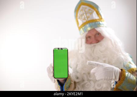 Sinterklaas porträtiert USA auf weißem Hintergrund. Holländischer Weihnachtsmann St. Nikolaus weihnachten Neujahr weißer Bart und goldblauer Anzug von St. Nikolaus auf weißem Hintergrund in der Studiowerbung Stockfoto