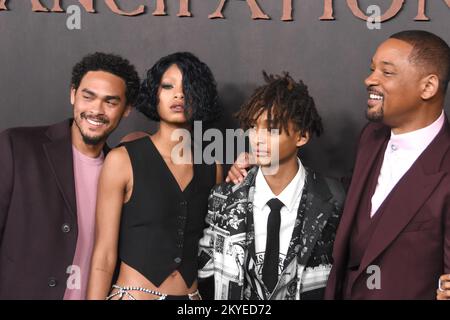 Los Angeles, Kalifornien, USA 30.. November 2022 (L-R) Schauspieler Trey Smith, Singer Willow Smith, Rapper Jaden Smith und Schauspieler will Smith nehmen am 30. November 2022 im Regency Village Theatre in Los Angeles, Kalifornien, USA, an der „Emancipation“ von Apple Original Films Teil. Foto: Barry King/Alamy Live News Stockfoto