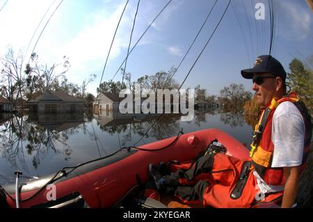 Hurrikan Katrina, New Orleans, LA, 9. September 2005 -- FEMA Urban Search and Rescue Teams setzen ihre Suche in vom Hurrikan Katrina überfluteten Vierteln fort. Jocelyn Augustino/FEMA Stockfoto