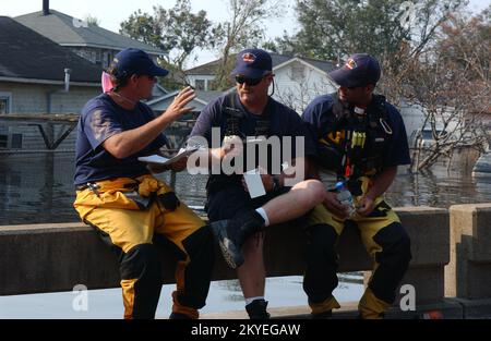 Hurrikan Katrina, New Orleans, LA, 10. September 2005 -- FEMA Urban Search and Rescue Workers gehen über Rettungseinsätze für Teams, um in vom Hurrikan Katrina betroffene Gebiete zu gehen. Jocelyn Augustino/FEMA Stockfoto