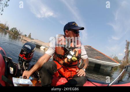Hurrikan Katrina, New Orleans, LA, 9. September 2005 -- FEMA Urban Search and Rescue Teams setzen ihre Suche in Gebieten fort, die von Hurrikan Katrina betroffen sind. Jocelyn Augustino/FEMA Stockfoto