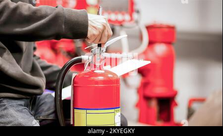 Ingenieur überprüft Industriefeuerlöschanlage, Feueralarm-Controller, Feuermelder, Anti Fire.System bereit im Brandfall. Stockfoto