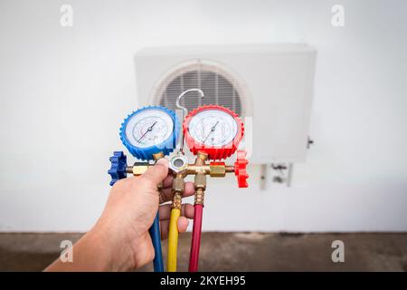 Der Techniker überprüft die Funktion der Klimaanlage. Stockfoto