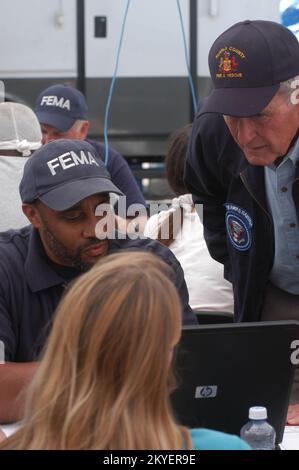 Hurrikan Katrina, Hancock County, Mississippi, 8. September 2005 – der ehemalige Präsident George H. W. Bush besucht das Waveland Disaster Recovery Center (DRC). Präsident Bush bereist die Küsten des Mississippi und Louisiana Golf, um die durch den Hurrikan Katrina verursachten Schäden und die laufenden Wiederaufbaubemühungen zu sehen. Stockfoto