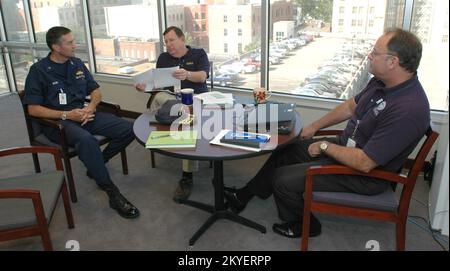 Hurrikan Katrina, Jackson, Mississippi, 12. Oktober 2005 – Konteradmiral John Acton, USCG besucht die Deputy Federal Coordinating Officers Bill Carwile (Zentrum) und Nick Russo (rechts) im Joint Field Office in Jackson, Mississippi. Die FEMA und die Küstenwache arbeiten zusammen an den Wiederaufbaumaßnahmen für den Hurrikan Katrina. Stockfoto