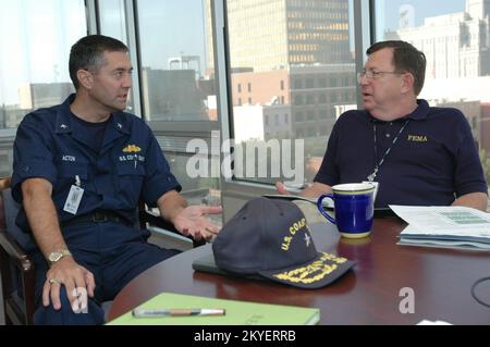 Hurrikan Katrina, Jackson, Miss, 12. Oktober 2005 - Konteradmiral John Acton, USCG besucht den stellvertretenden Federal Coordinating Officer Bill Carwile im Joint Field Office in Jackson, Miss. Die FEMA und die Küstenwache arbeiten zusammen an den Wiederaufbaumaßnahmen für den Hurrikan Katrina. Stockfoto