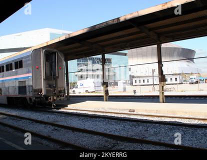 Hurrikan Katrina, New Orleans, LA, 9. Oktober 2005 - die Stadt New Orleans verlässt den Superdome auf ihrer ersten Reise, seit der Hurrikan Katrina die Eisenbahnlinien zerstört hat. Amtrak hat den Betrieb am Union Passenger Terminal am 9. Oktober wieder aufgenommen und hofft, zum Wachstum und Wiederaufbau der Gemeinde beitragen zu können. Robert Kaufmann/FEMA Stockfoto