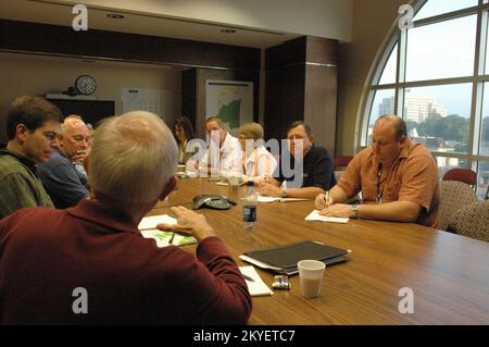 Hurrikan Katrina, Jackson, Miss., 13. Oktober 2005 – Deputy Federal Coordinating Officer Bill Carwile (Mitte, gegenüber Tisch) führt seine letzte Mitarbeiterbesprechung durch, bevor er aus der FEMA ausscheidet. Stockfoto