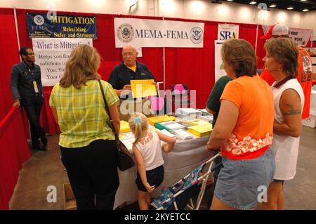 Hurricane Katrina, Jackson, Mississippi, 13. Oktober 2005 – FEMA-Vertreter Henry 'Rico' Borrazzo erklärt Einwohnern in Jackson, Mississippi, die Abwehr und den FEMA-Wiederherstellungsprozess. FEMA-Abwehr und Community Relations (CR) arbeiten auf der State Fair zusammen, um die FEMA-Botschaft direkt an die Menschen in Mississippi weiterzuleiten. Stockfoto