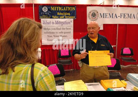 Hurrikan Katrina, Jackson, Mississippi, 13. Oktober 2005 – FEMA-Vertreter Henry 'Rico' Borrazzo erklärt einem Bewohner in Jackson, Mississippi, die Risikominderung und den FEMA-Wiederherstellungsprozess. FEMA-Abwehr und Community Relations (CR) arbeiten auf der State Fair zusammen, um die FEMA-Botschaft direkt an die Menschen in Mississippi weiterzuleiten. Stockfoto