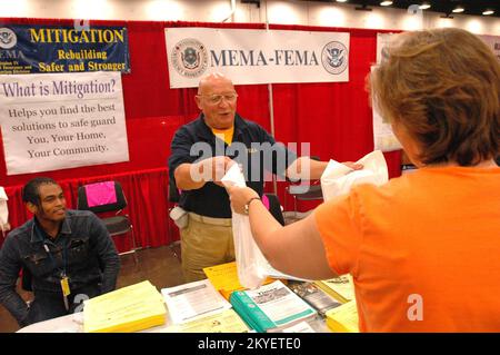 Hurricane Katrina, Jackson, Mississippi, 13. Oktober 2005 – FEMA-Vertreter Henry 'Rico' Borrazzo erklärt Einwohnern in Jackson, Mississippi, die Abwehr und den FEMA-Wiederherstellungsprozess. FEMA-Abwehr und Community Relations (CR) arbeiten auf der State Fair zusammen, um die FEMA-Botschaft direkt an die Menschen in Mississippi weiterzuleiten. Stockfoto